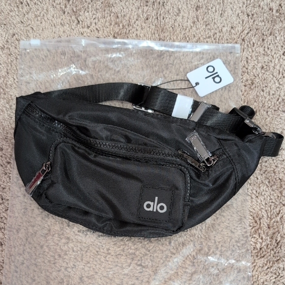ALO Yoga Black Belt Bag with Adjustable Straps - Picture 1 of 3